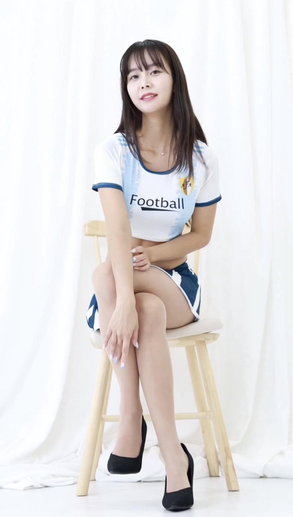 青春洋溢的足球少女，阳光明媚的笑容，快来一起感受足球的魅力吧！🌞🏆👟球场少