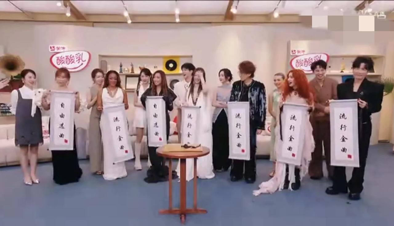 《歌手2025》第十一场终极揭榜赛选曲，单依纯和李佳薇抽到了自由选曲，可是单依纯