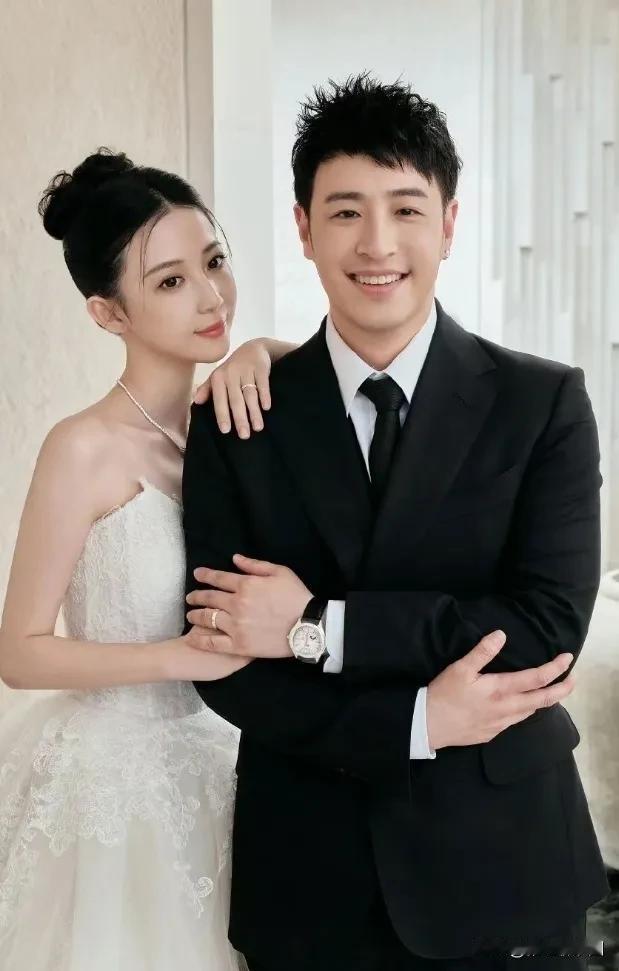 潘玮柏的老婆宣云好美啊，五官十分精致秀气，比潘玮柏小13岁，被称为“最美空姐”。