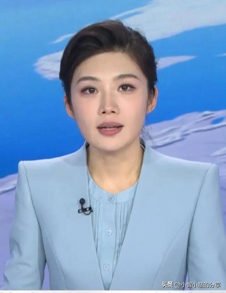 央视气质最好的女主持人果然是好看，气质和状态不输周涛。她的皮肤很好，脸型流畅，而