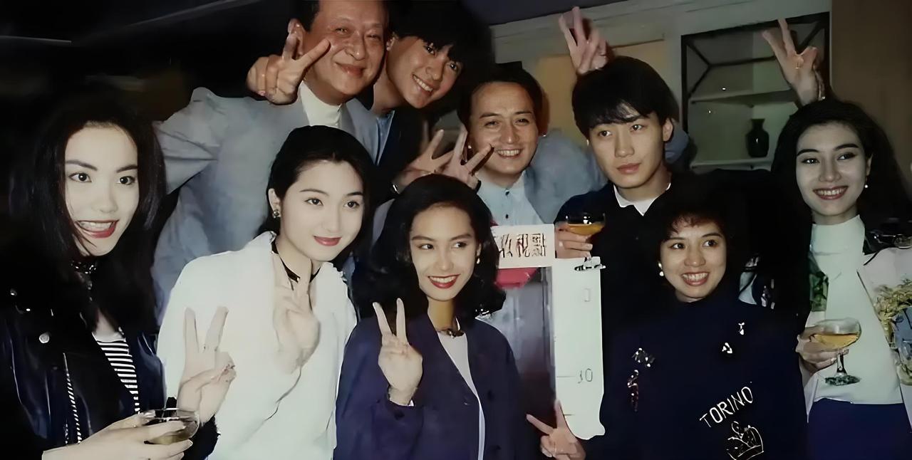 王菲应该属于现实中看，视觉冲击力比较强的美人，又高又白，还上镜。她本人一定是非常