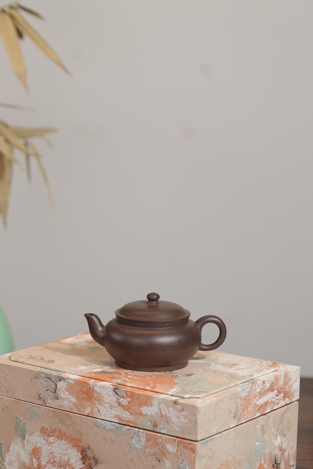 紫砂壶三秒速干，就是原矿好壶吗？
朋友老李最近迷上了紫砂壶，上周神神秘秘地拉我去