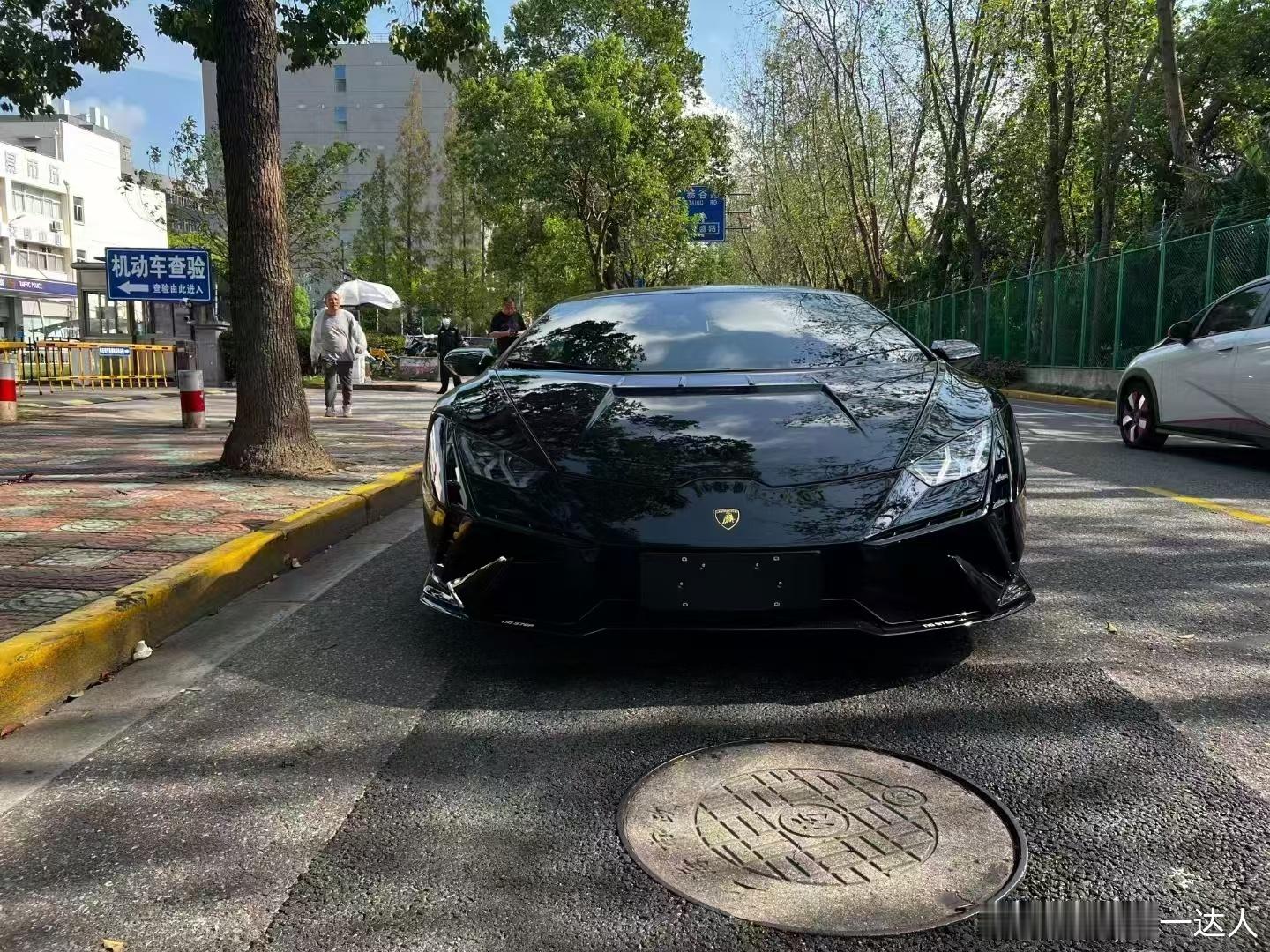 兰博基尼小牛Tecnica ，高配带音响，街道版STO名不虚传 