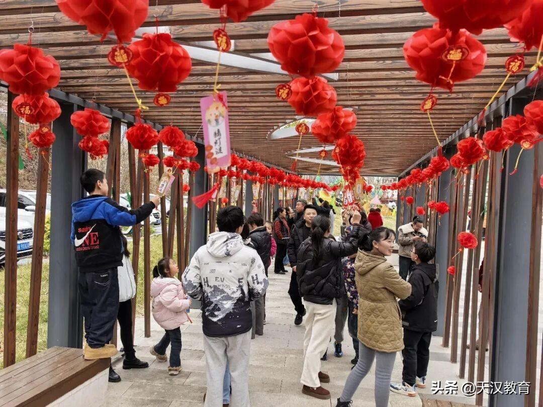 3月3日，汉中市佛坪县大河坝镇“元宵聚民心 振兴启新篇”主题活动温情启幕，以民俗