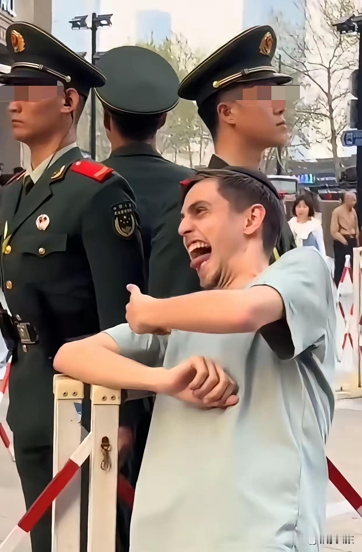 对外滩哨兵轻佻挑衅，这种行为真让人窝火
 
看到上海外滩的一段视频，心里挺不是滋