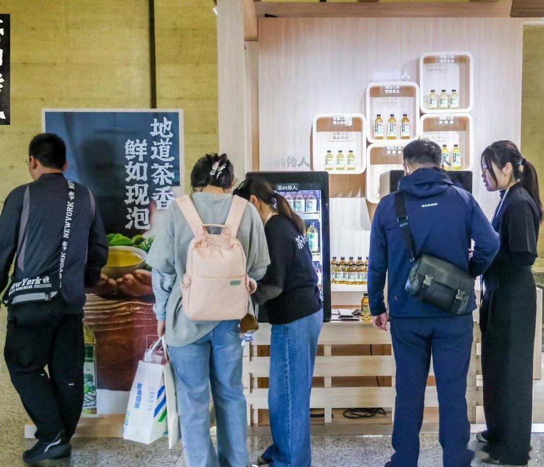很喜欢登机前的十分钟难得登机前放空片刻，偶遇茶的传人机场暖心快闪店。地道茶香清新