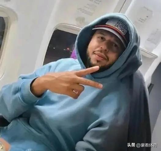 哈维在上海与辽宁两队状态对比！
场均得分
上海队：22.5分5.5篮板9.5助攻