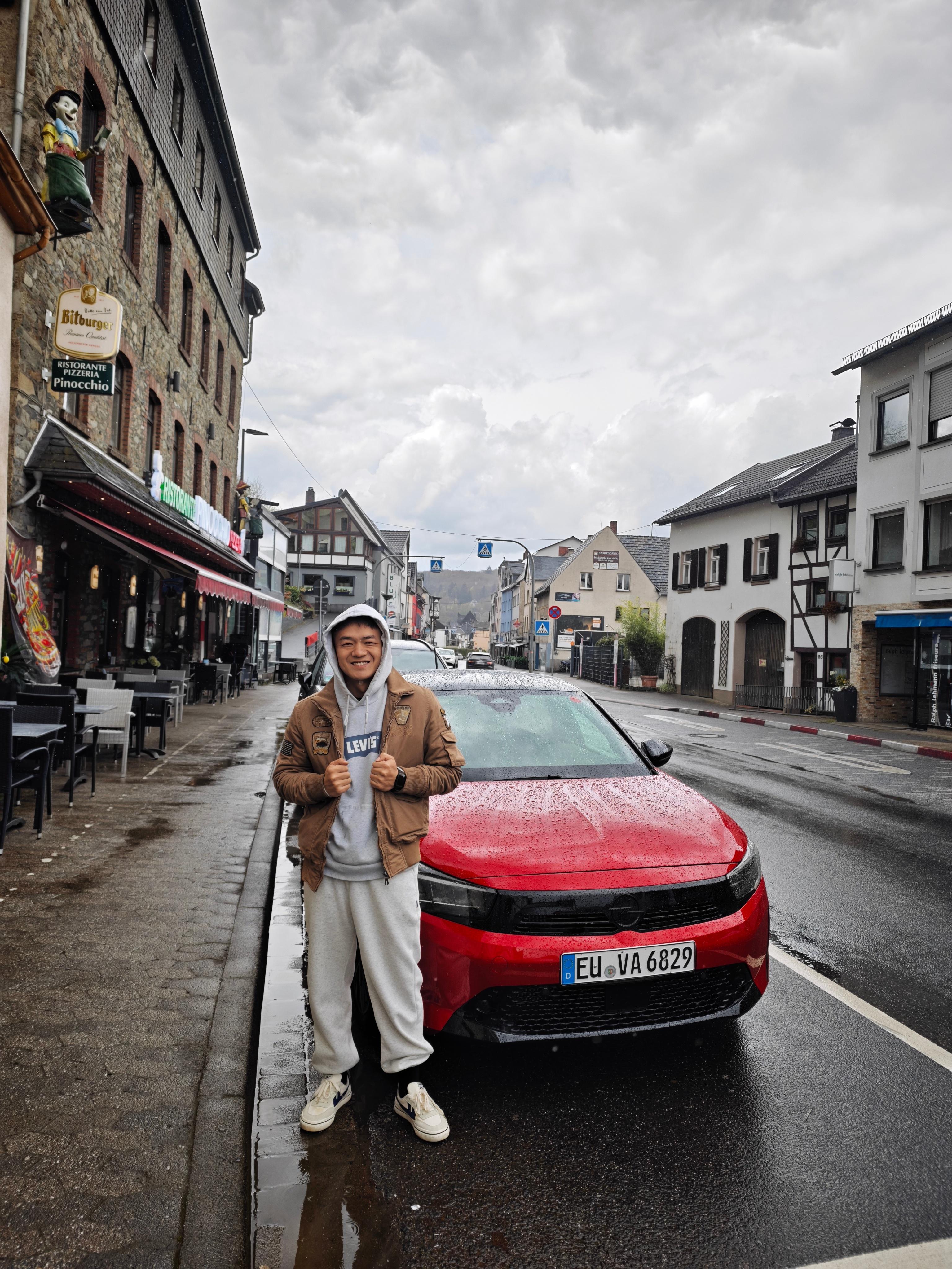 昨天才到德国，今天就下雨了。接下来的NLS比赛，不会要雨战吧，我干地还没跑明白呢