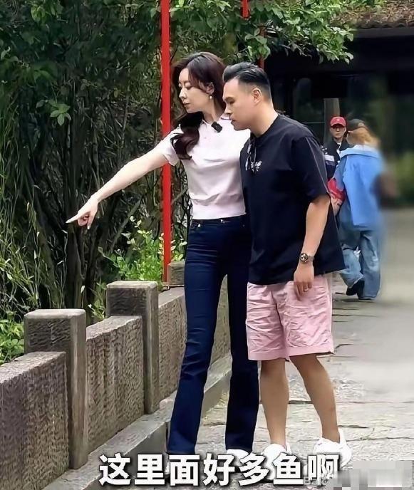 熊黛林和老公郭可颂在杭州同游画面流出好多人说“终于懂当年鞋子论了”。她身高 17