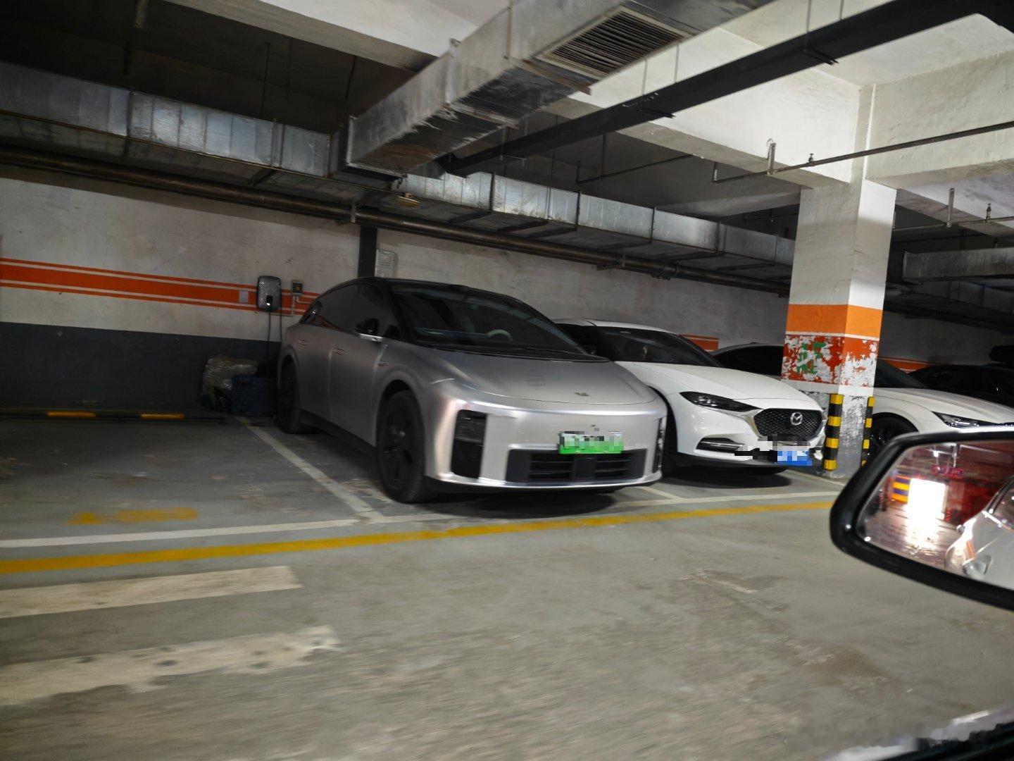 刚刚发现，我邻居那台理想One换成 理想i6