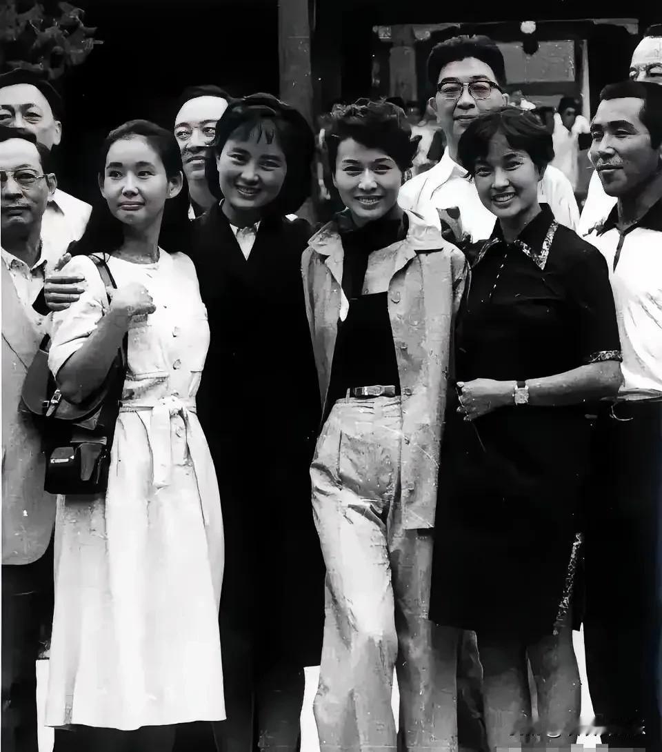 老照片八十年代中日演员合影，留下了美好的青春年华。
左起，中野良子，张金玲，栗元
