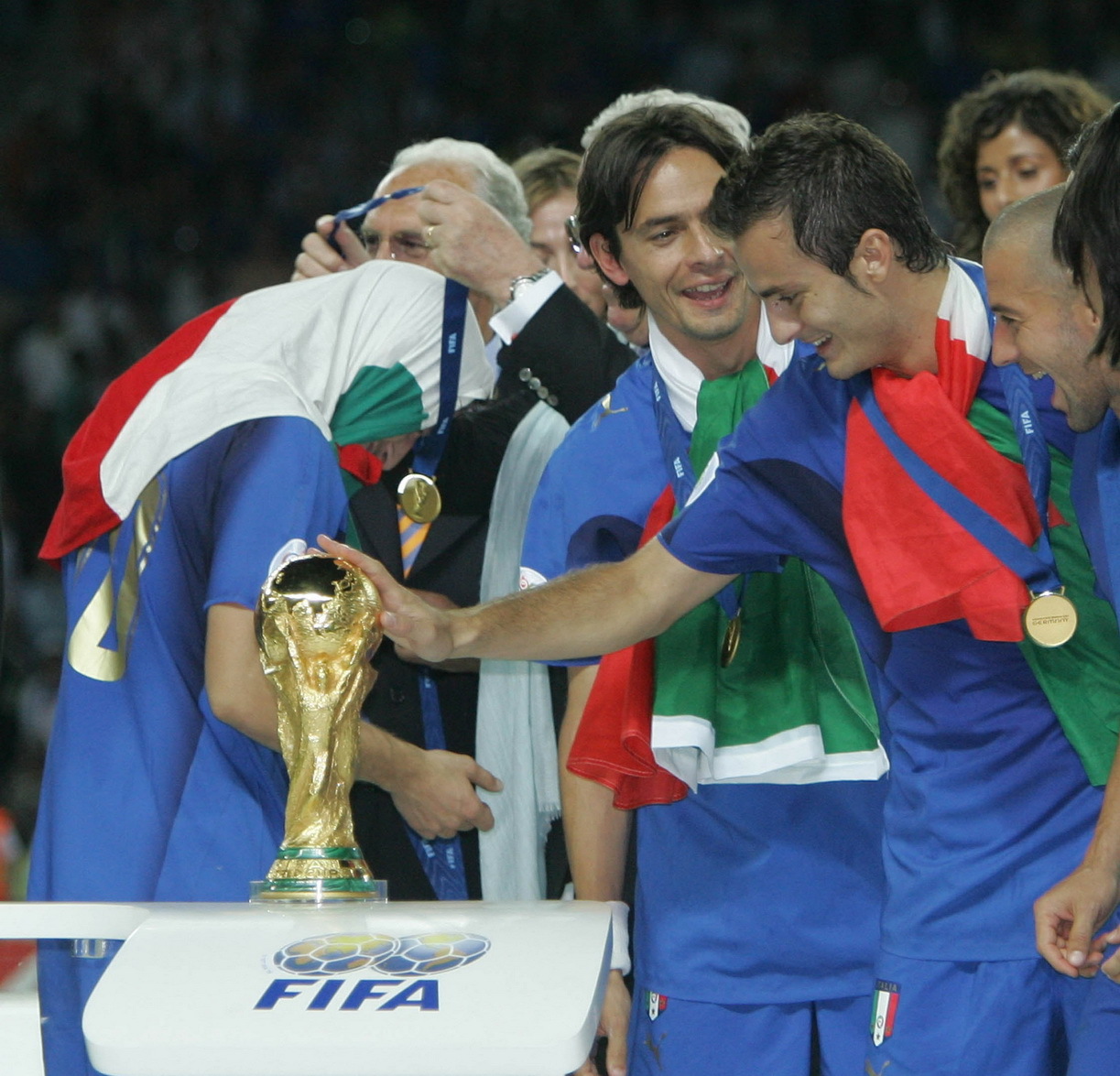 世界杯 历史上的今天：2006年7月9日，世界杯决赛，意大利队夺冠。足球老照片