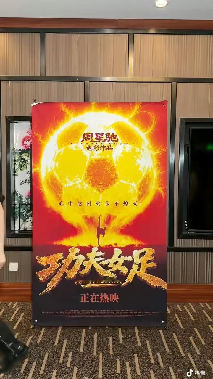 迪丽热巴跳舞把鞋踢掉了 迪丽热巴跳舞把鞋踢掉了，女高音歌唱家