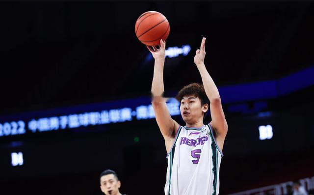 今天是山东男篮球员侯沛佐的26岁生日我的观赛搭子cba30年有你有我 ​​​