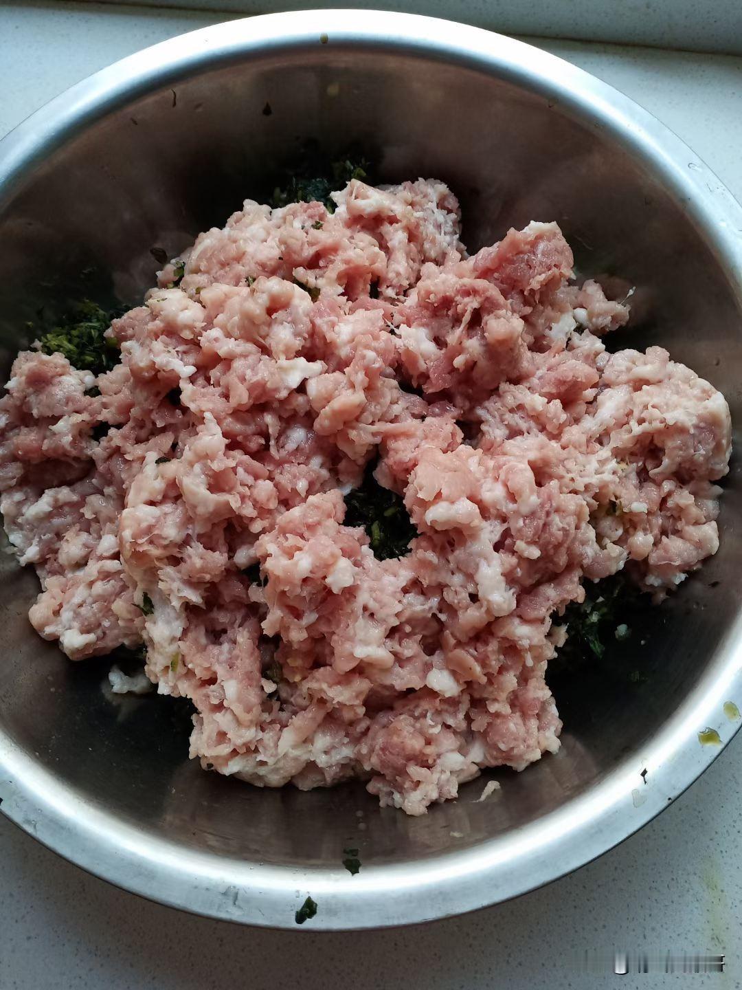 在我们老家，过年是必定会包饺子的，以前是用来改善生活，现在是因为当做方便。