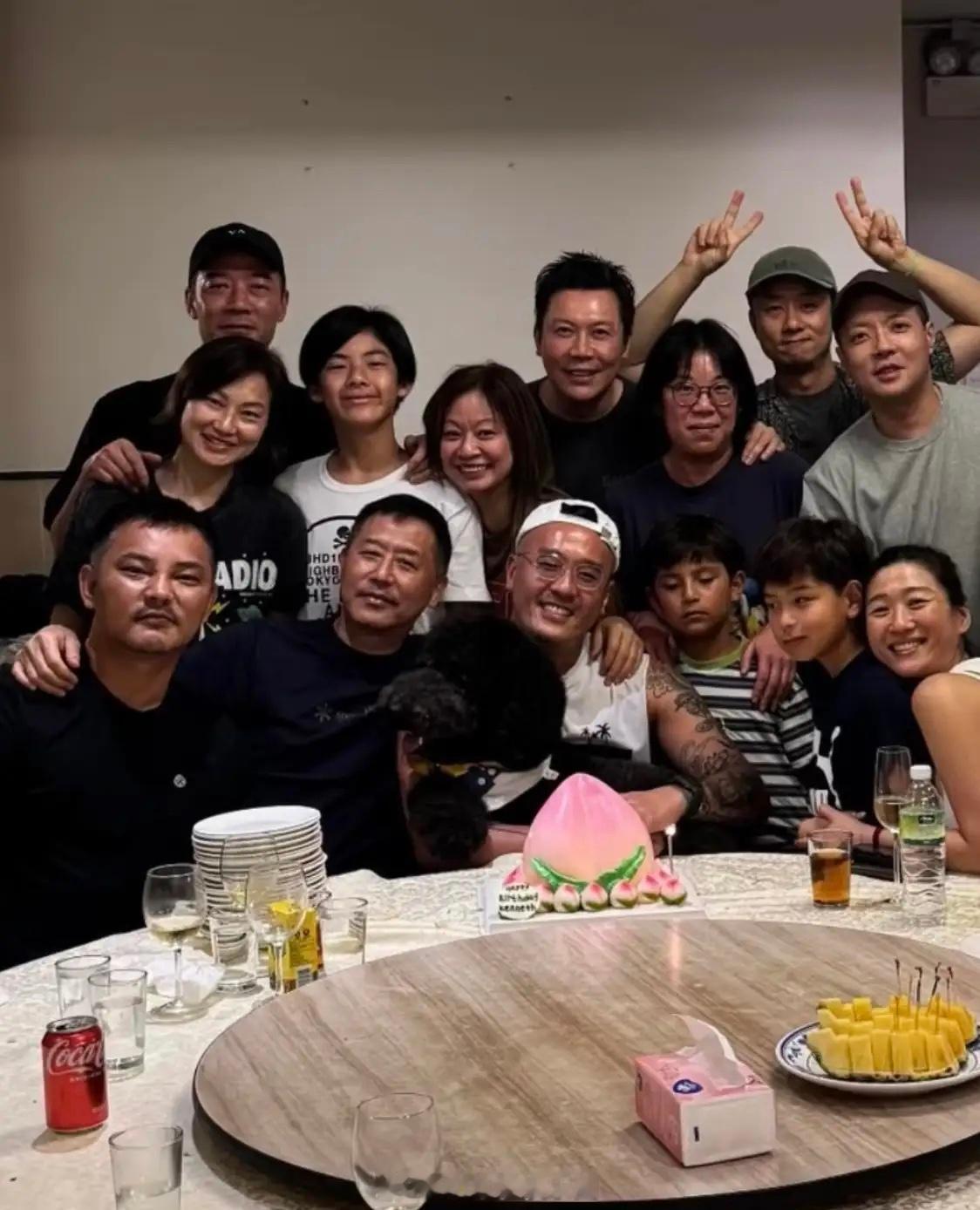 67岁唐鹤德为男性友人庆祝生日，他看起来苍老了好多，身形发福，皮肉松弛，满脸沧桑