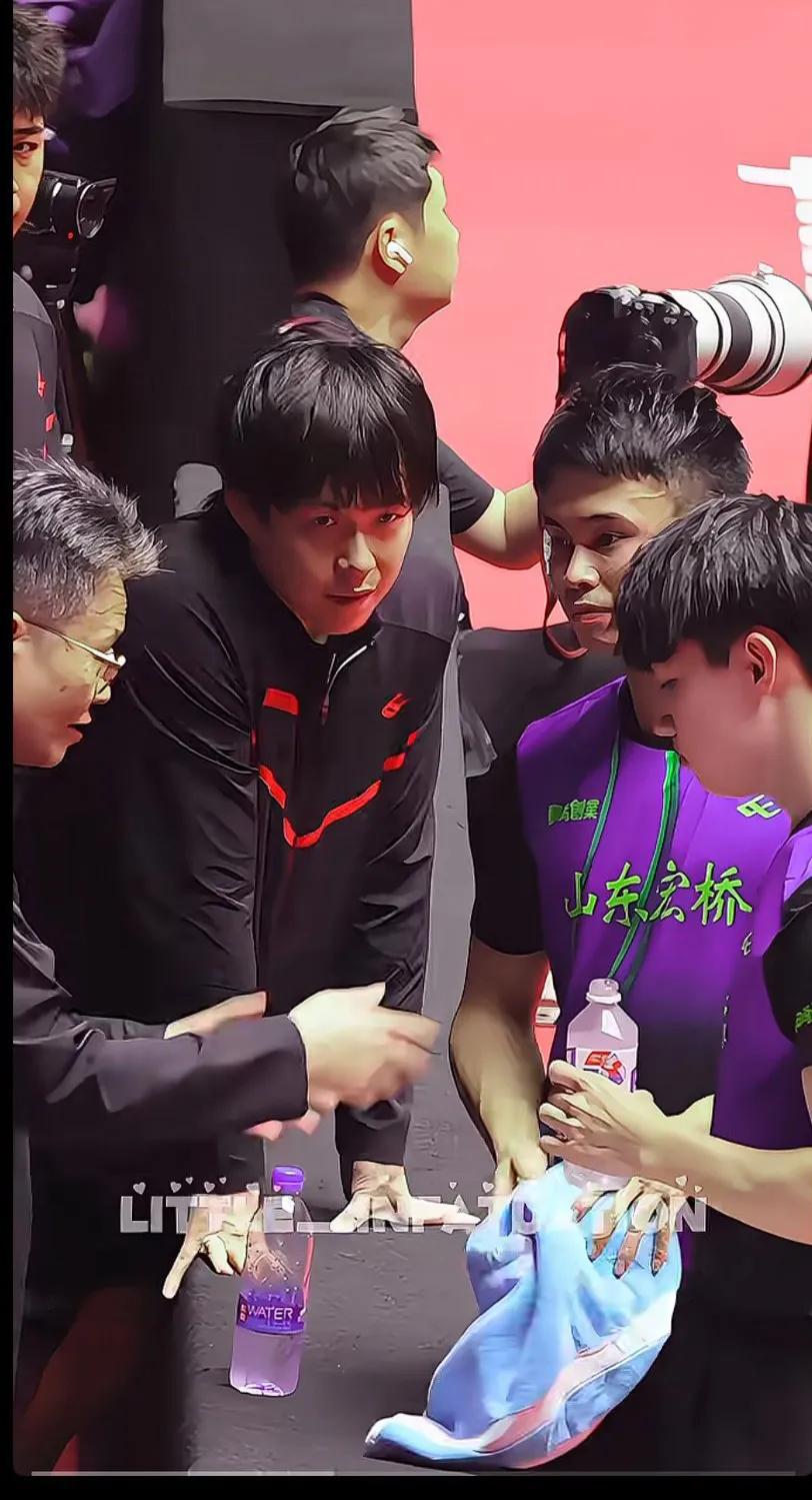 乒乓球赛场上的精彩瞬间，运动员们全力以赴！🏓
和莎莎一样一样的  抓住机会 一