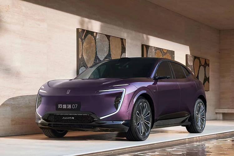 阿维塔汽车近日对外发布了全新阿维塔07的内饰官图，新车延续之前11/12的远端一