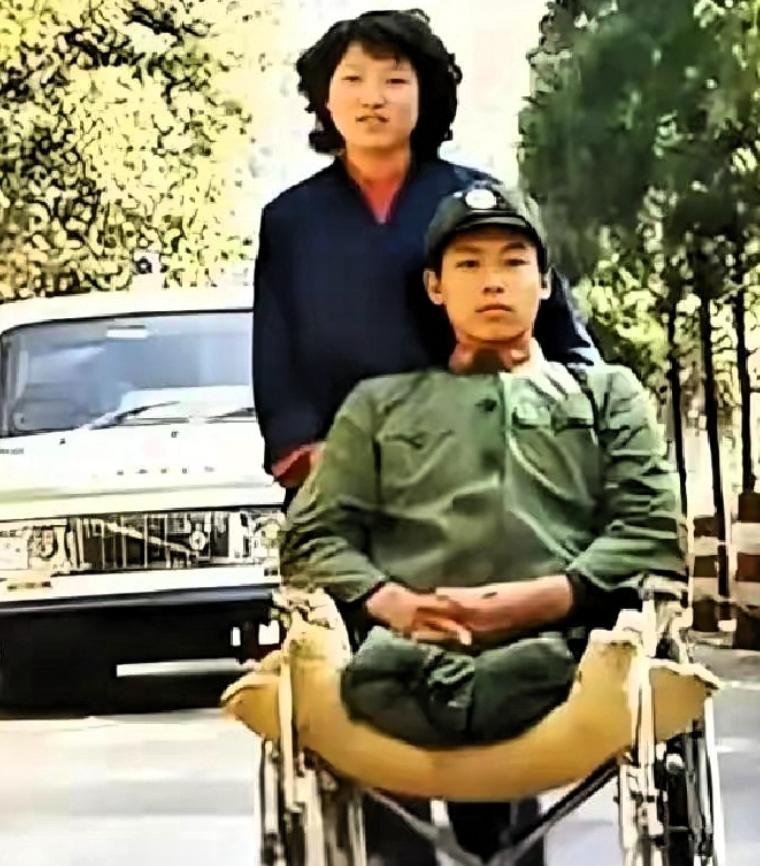 她花光所有积蓄，坐了三天三夜的硬座火车，跨越两千多公里，只为奔赴边境线上一个简陋