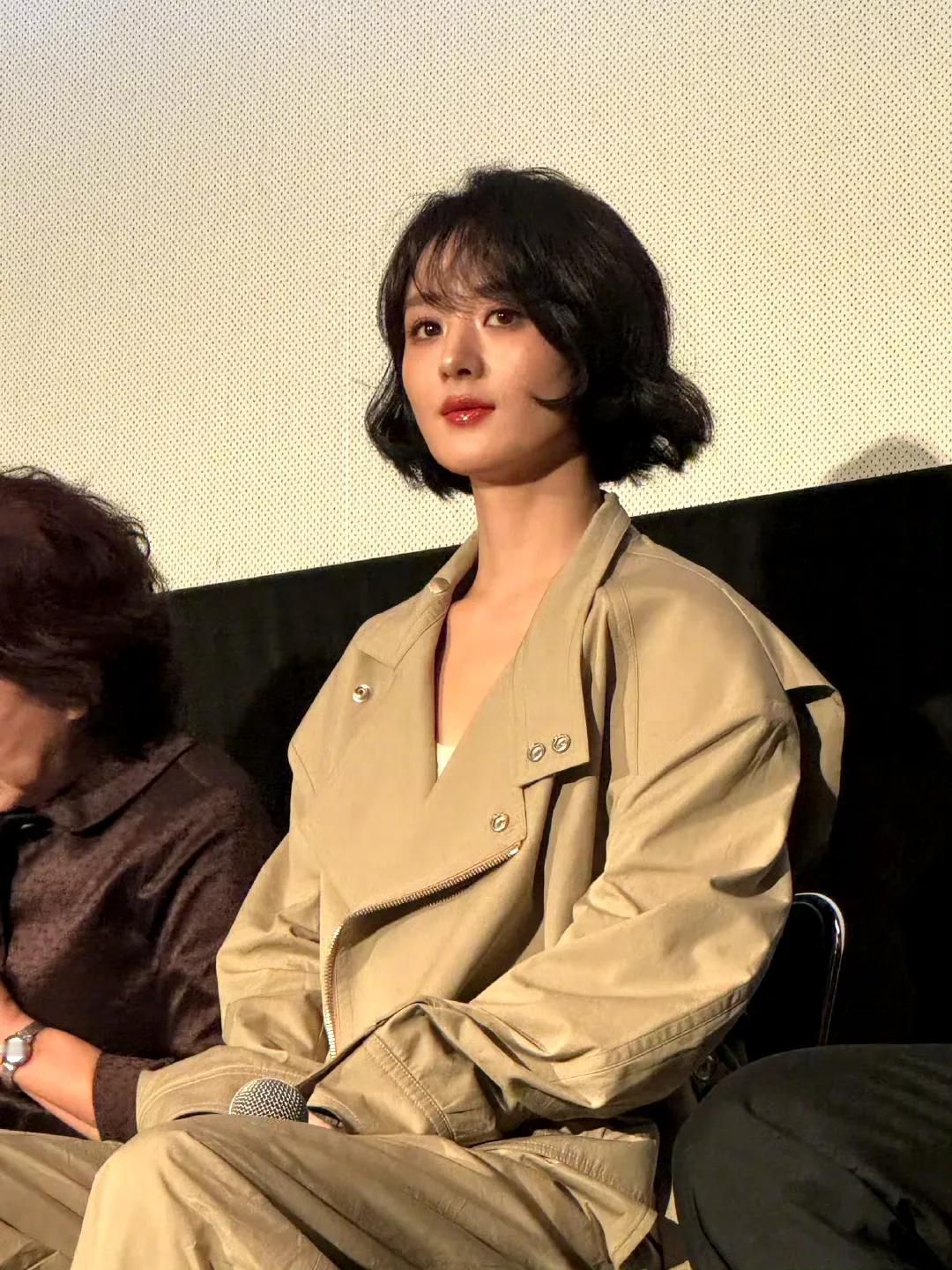 赵丽颖首映现场图有！《乔妍的心事》入围东京电影节主竞赛单元，首映结束后赵丽颖卡其