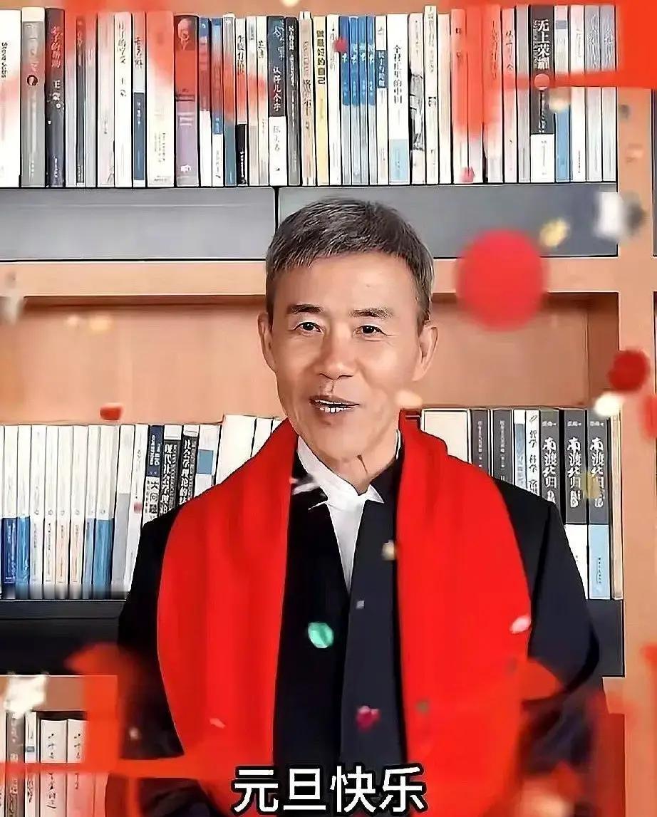 70岁男人最怕的，不是皱纹，是“没用”。
王石花了3万，把眉毛纹成20岁的样子。