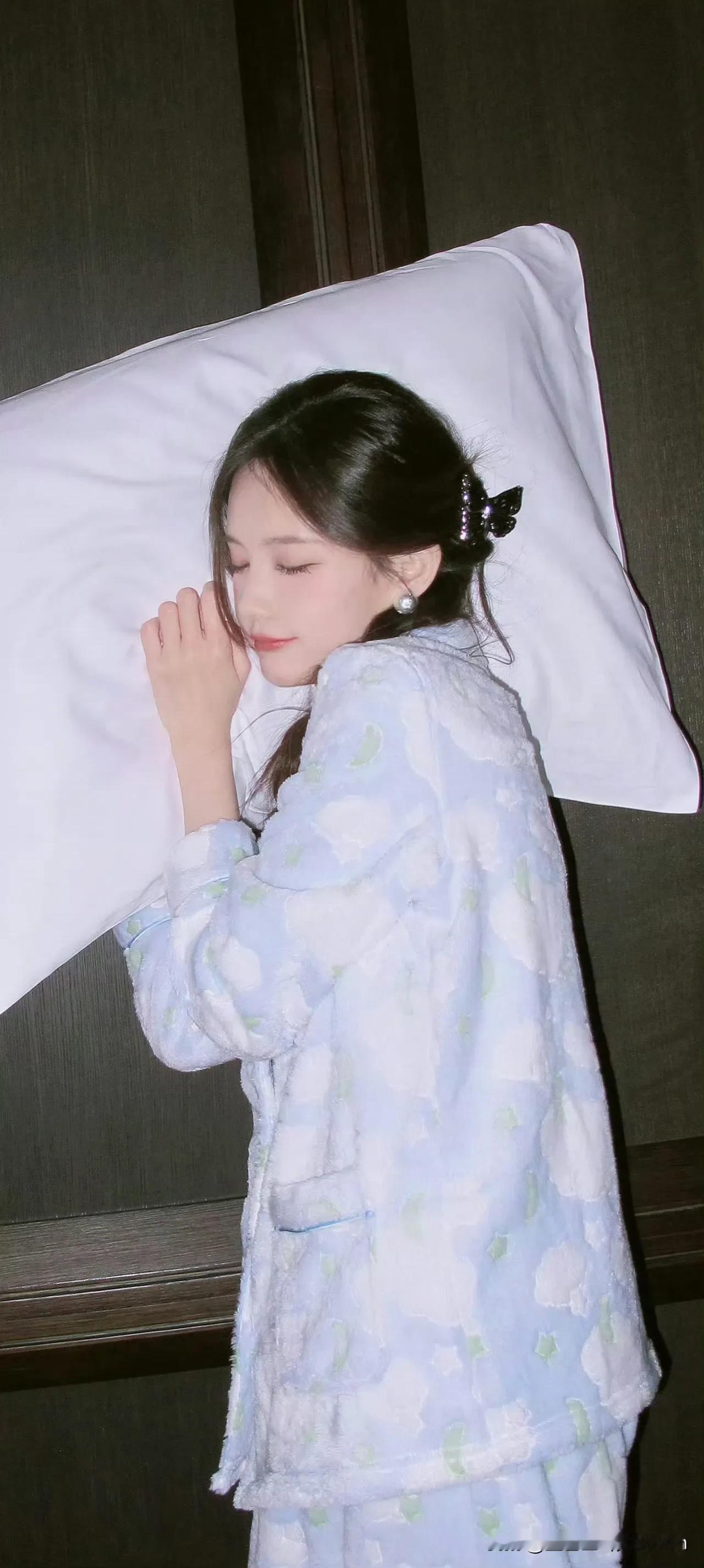 李一桐枕上清梦长，醒来春意浓