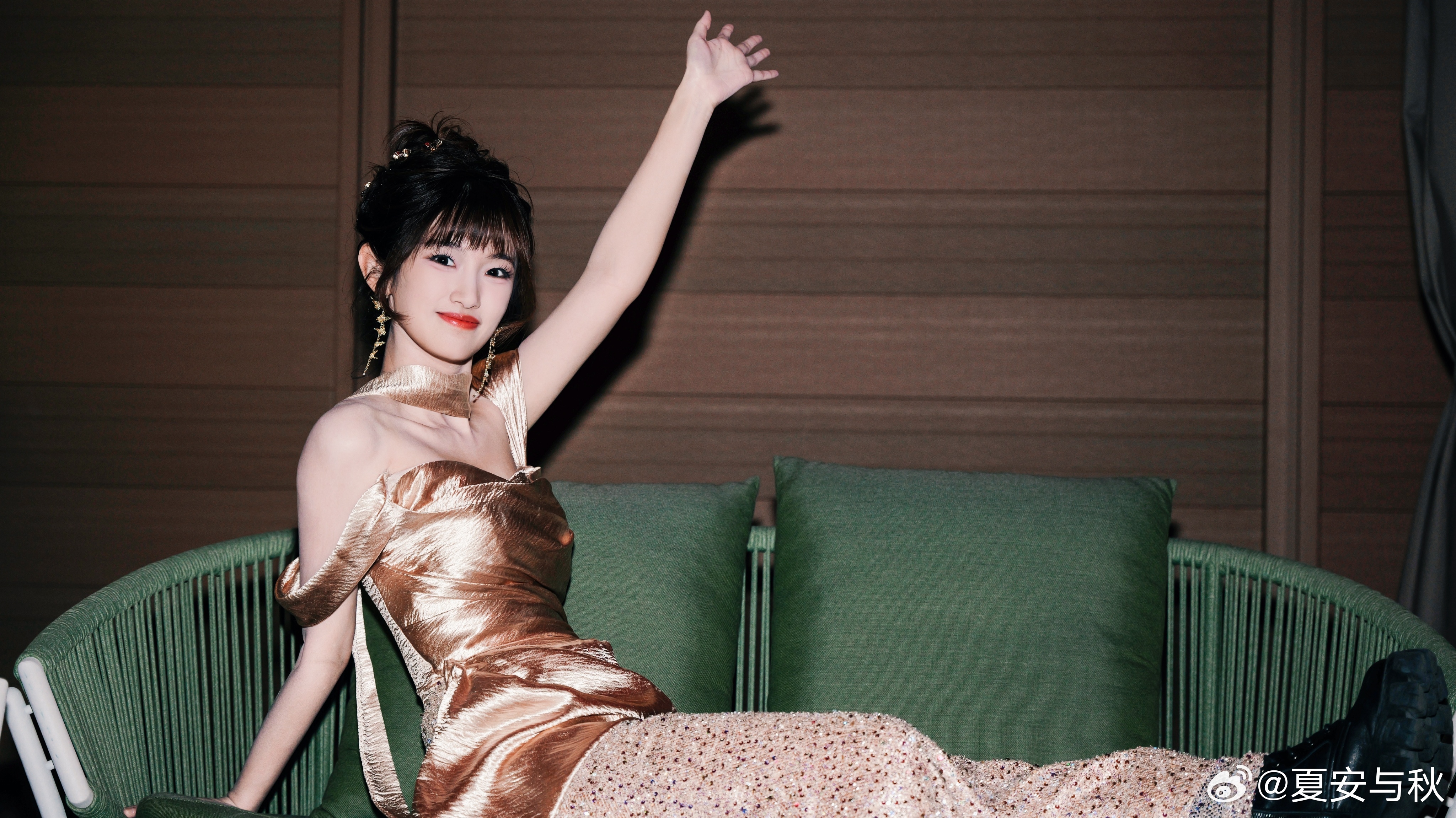 世一翻来了，LPL女主持夏安晒照：用一些存货和2025说拜拜咯！！2025英雄联