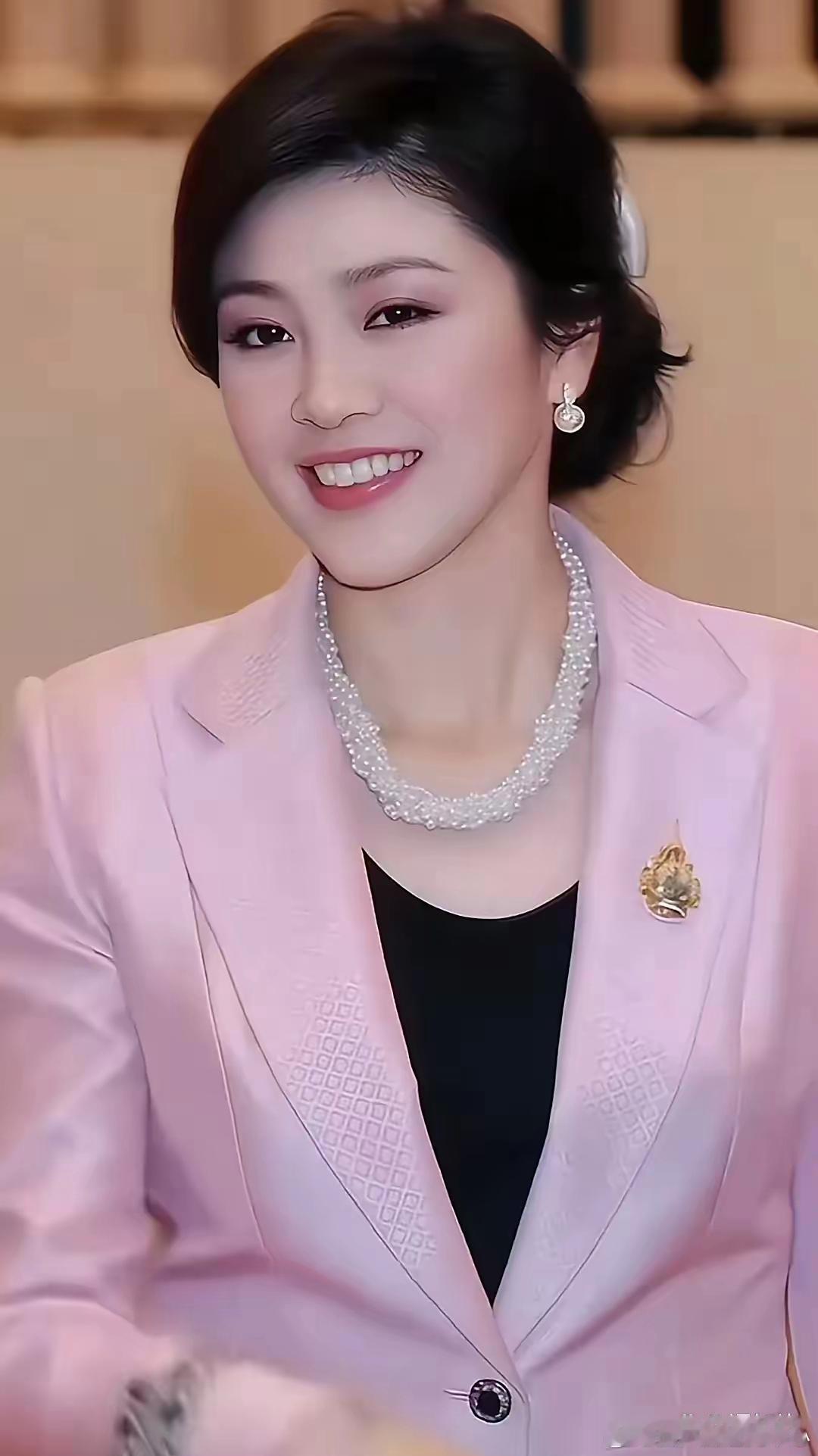 年轻时的英拉明艳动人，一颦一笑皆惊艳岁月！ 