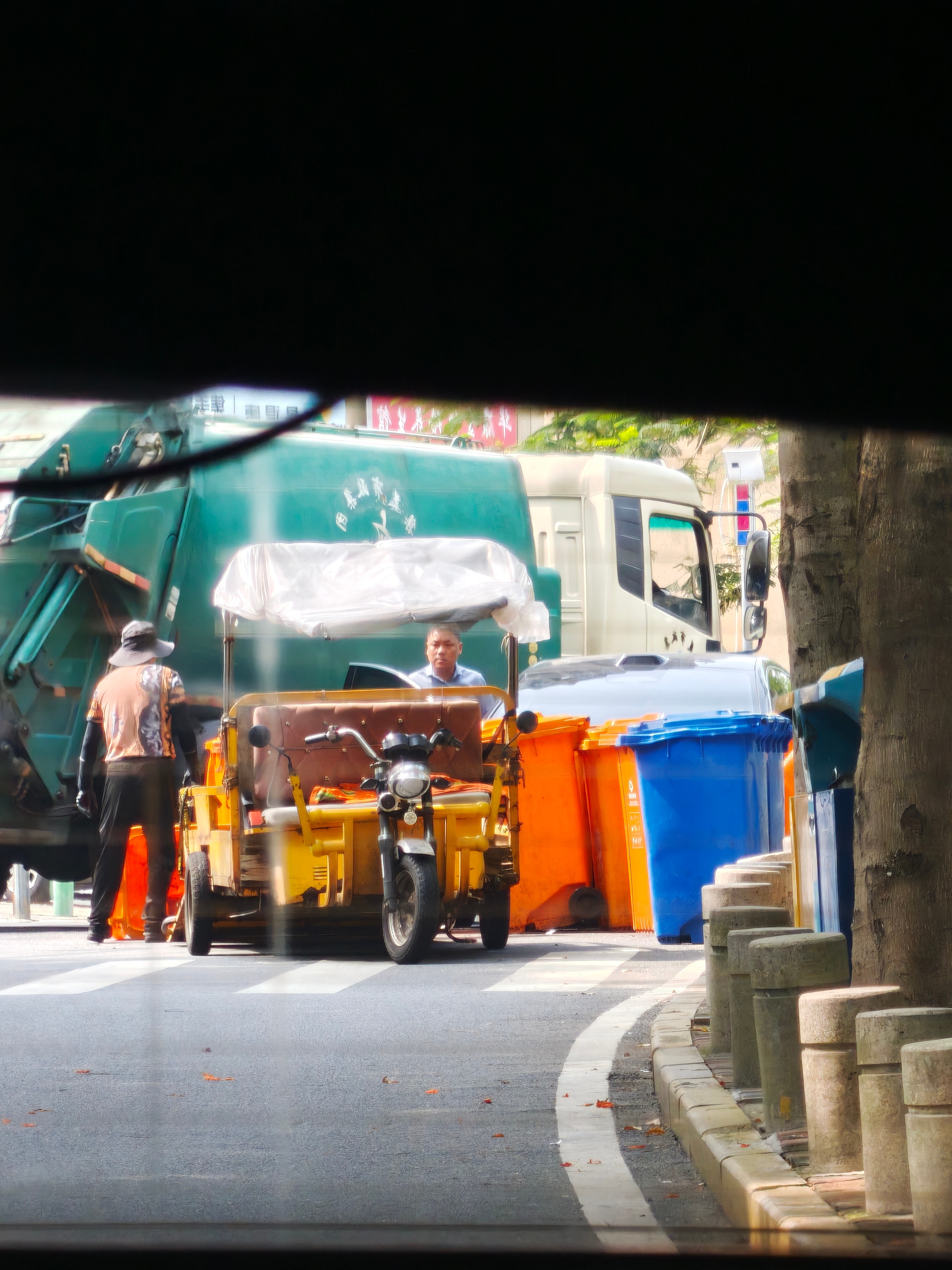 笑死我了，乱停车，然后被垃圾围了，停在了垃圾回收点上。