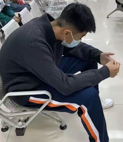 父亲抢救急需用钱，14岁男孩在医院给亲戚打了一圈电话，他们全说没钱！男孩心寒不已