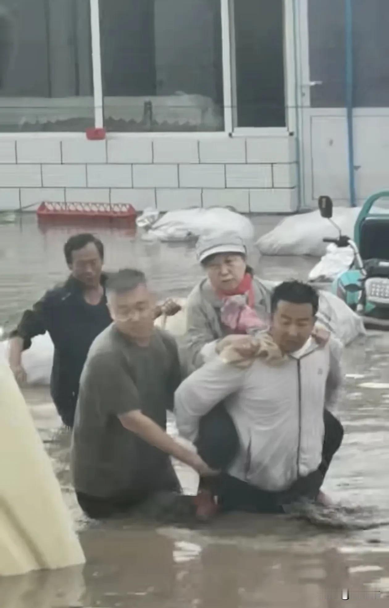 天灾无情人有情。呼和浩特敕勒川镇的“铲车侠”们洪水中逆行，用铲斗勇救32名被困村