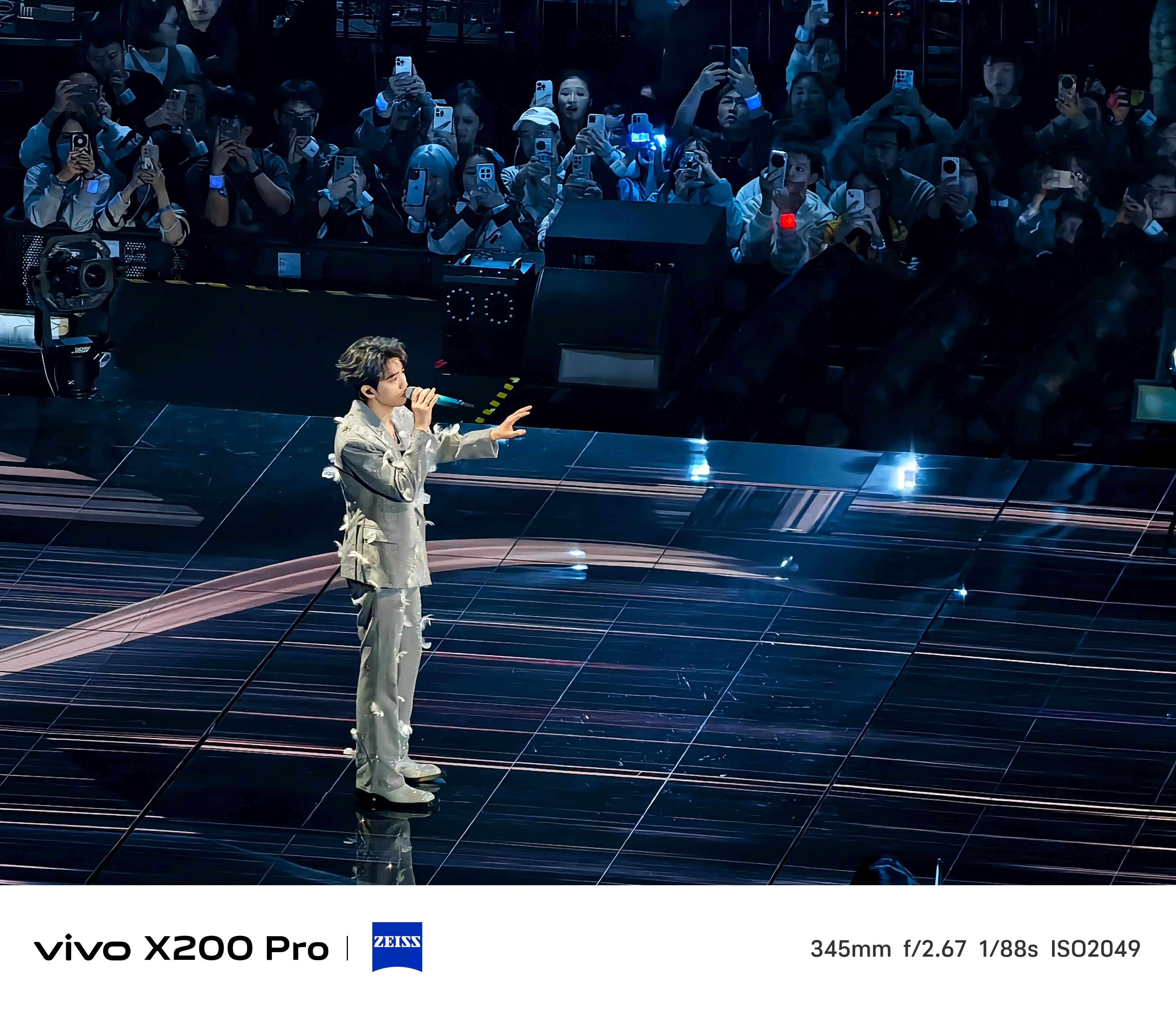 王俊凯漫步街头  从山顶抢到舞台前排，为了拍哥哥不顾一切！王俊凯既能开场也能合唱