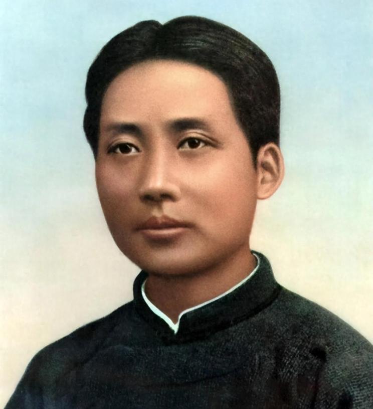 1921年，湖南长沙街头，两名特务正四处张望，寻找着他们的目标。突然，其中一人拽