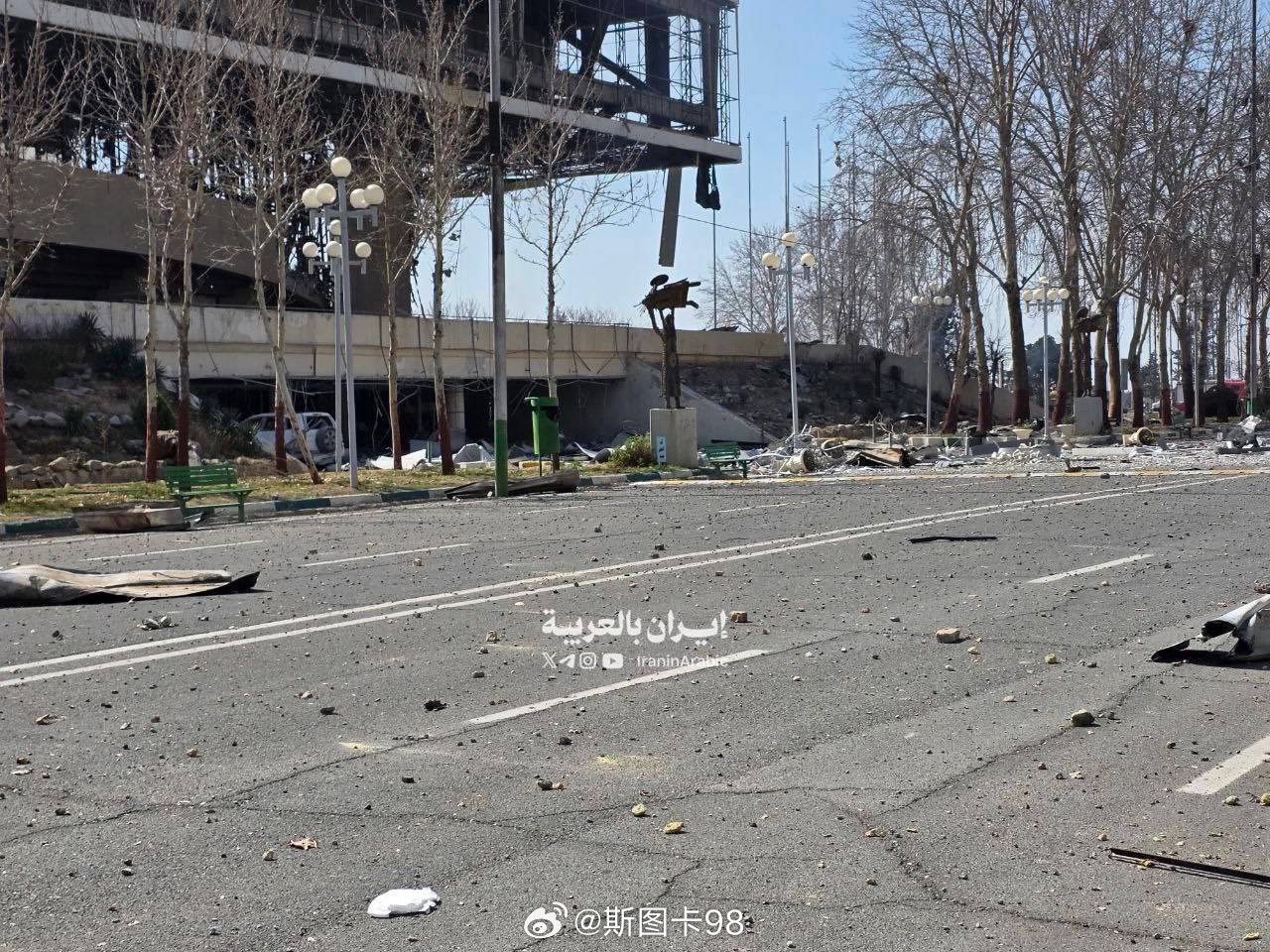 以色列导弹袭击了德黑兰西部的阿扎迪体育中心以及一个路边服务区这是找不到军事目标了