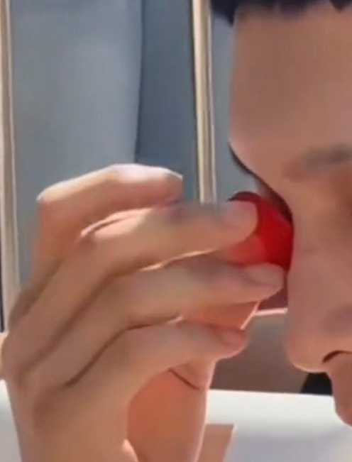天呐 我以为他缓解眼睛难受的是什么高级东西 结果是自己倒了点水的小矿泉水瓶盖子 