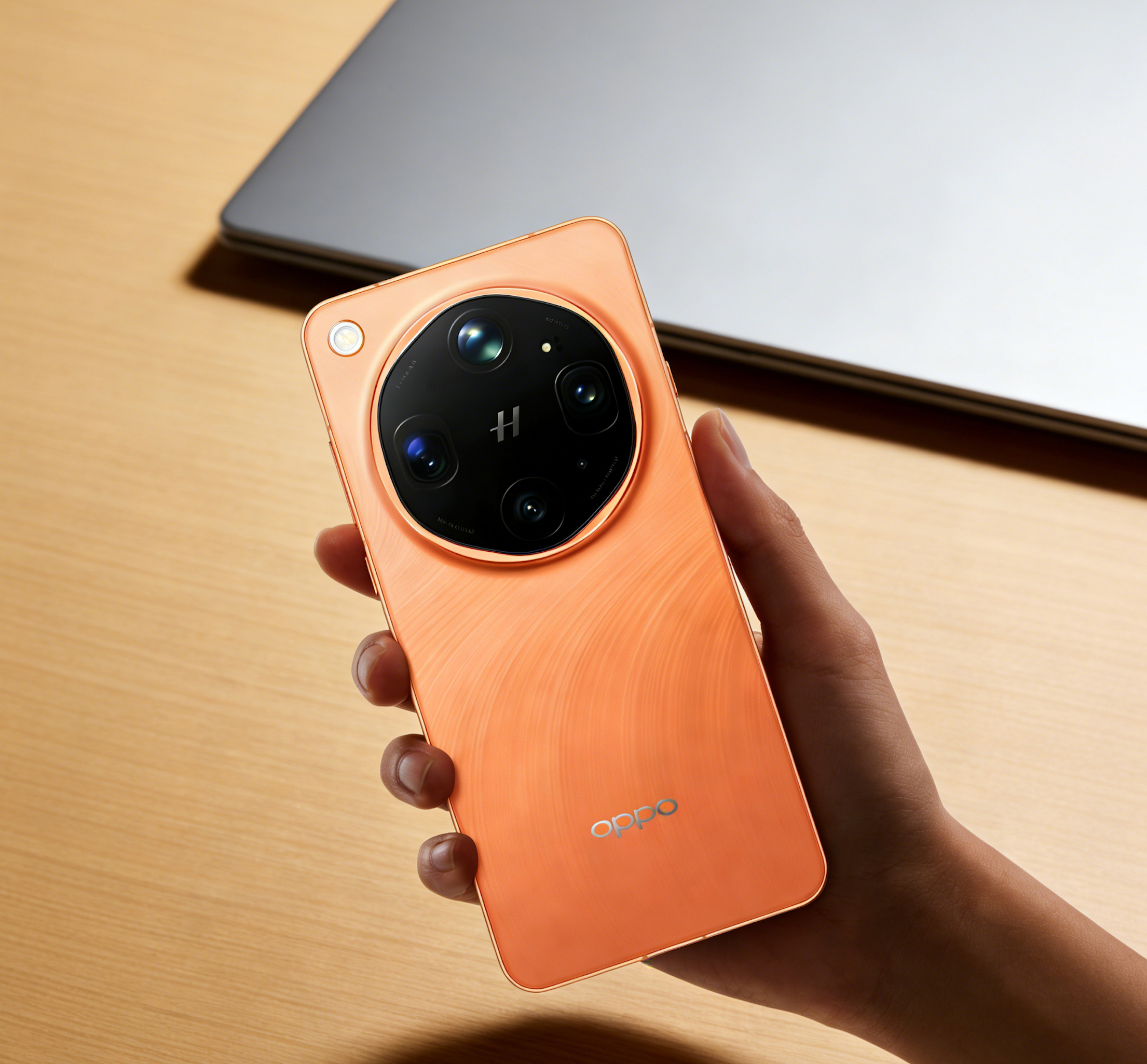 OPPO Find X9 Ultra上手，你们觉得这个橙色和这个大的摄像头模组怎