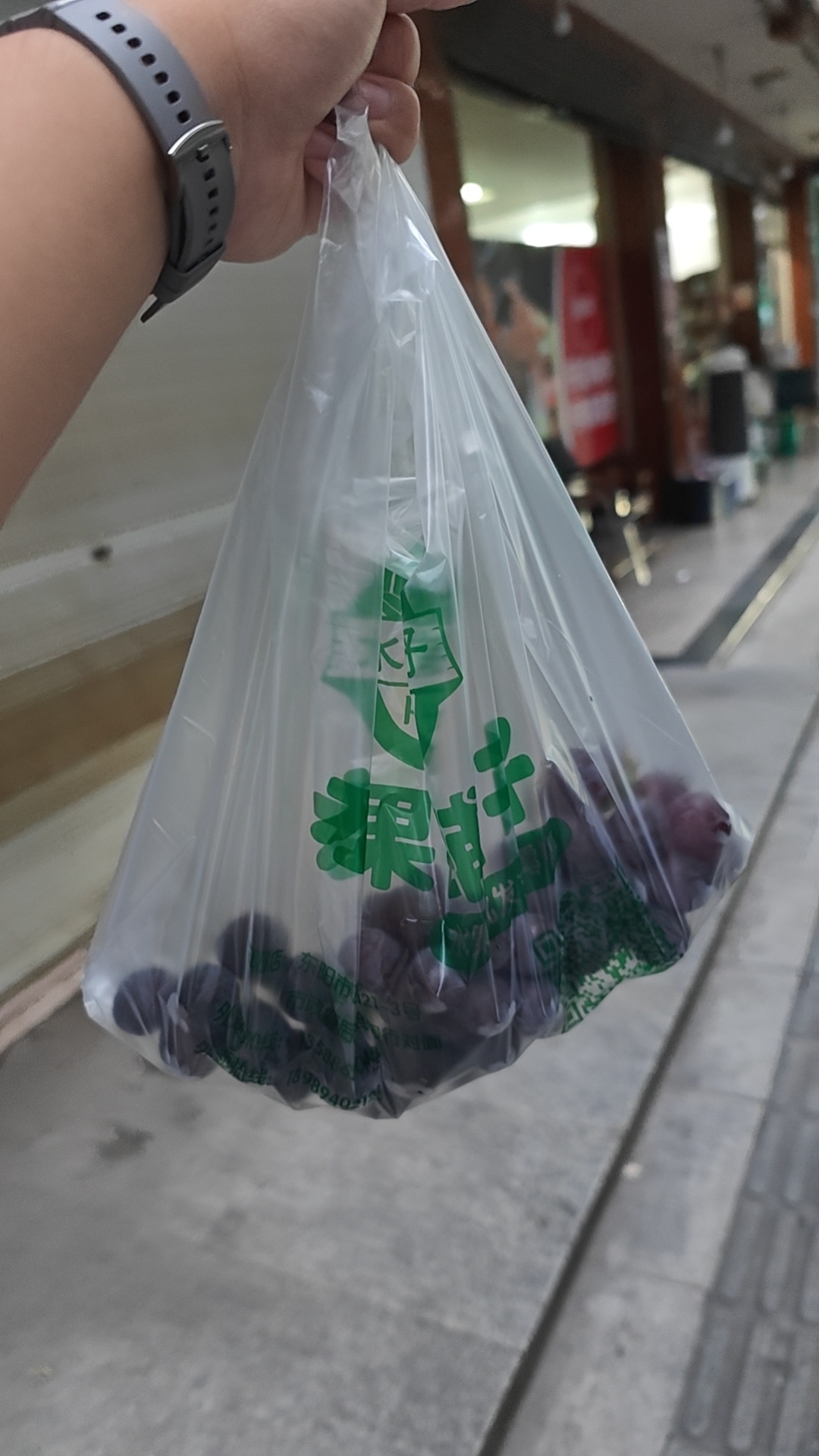 在街上散步着，我们金华浦江的巨峰葡萄最近也已经上市了。这个葡萄非常甜美，汁水很多