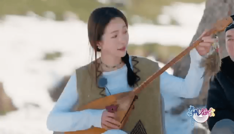 别人滚雪球江一燕滚自己 被江一燕的雪地嬉戏可爱晕了！作为节目发起人，她不仅安排了