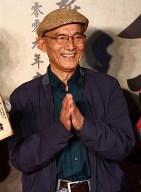 一次拍摄，92岁的游本昌抓起盘子里的肉就撕了起来，胡歌惊讶地问：“您牙口不好吗？