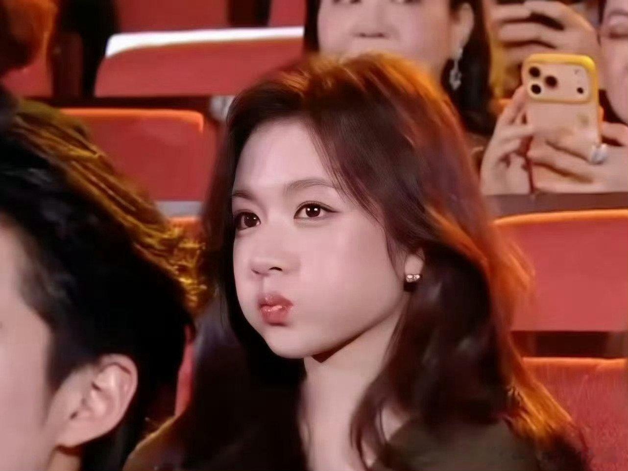 李兰迪发言我都有点智性恋了兰迪的这个大大方方优雅的公主样，谁能想到台下是个可萌的