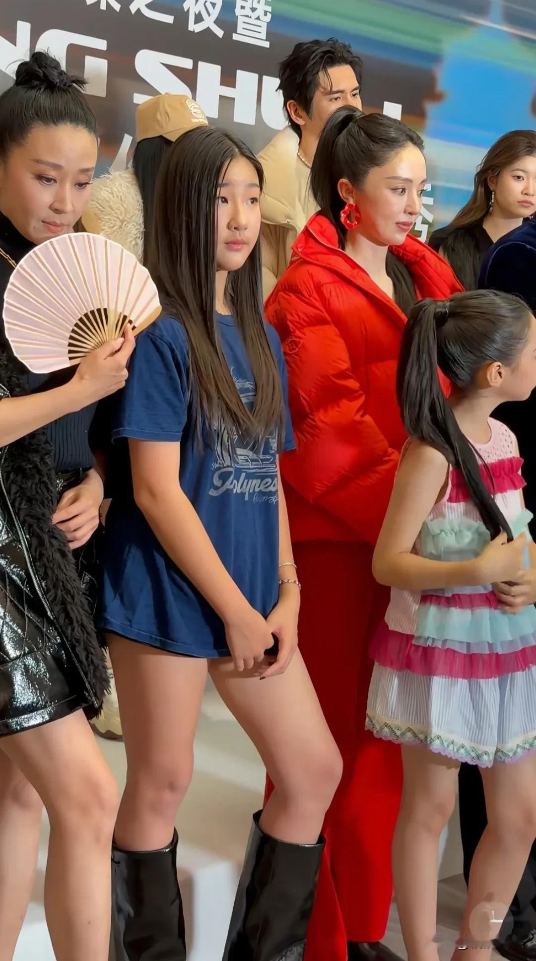 演员苗圃罕见带女儿出席活动，她女儿这么大了，身高快跟她差不多了。
苗圃结婚后特别