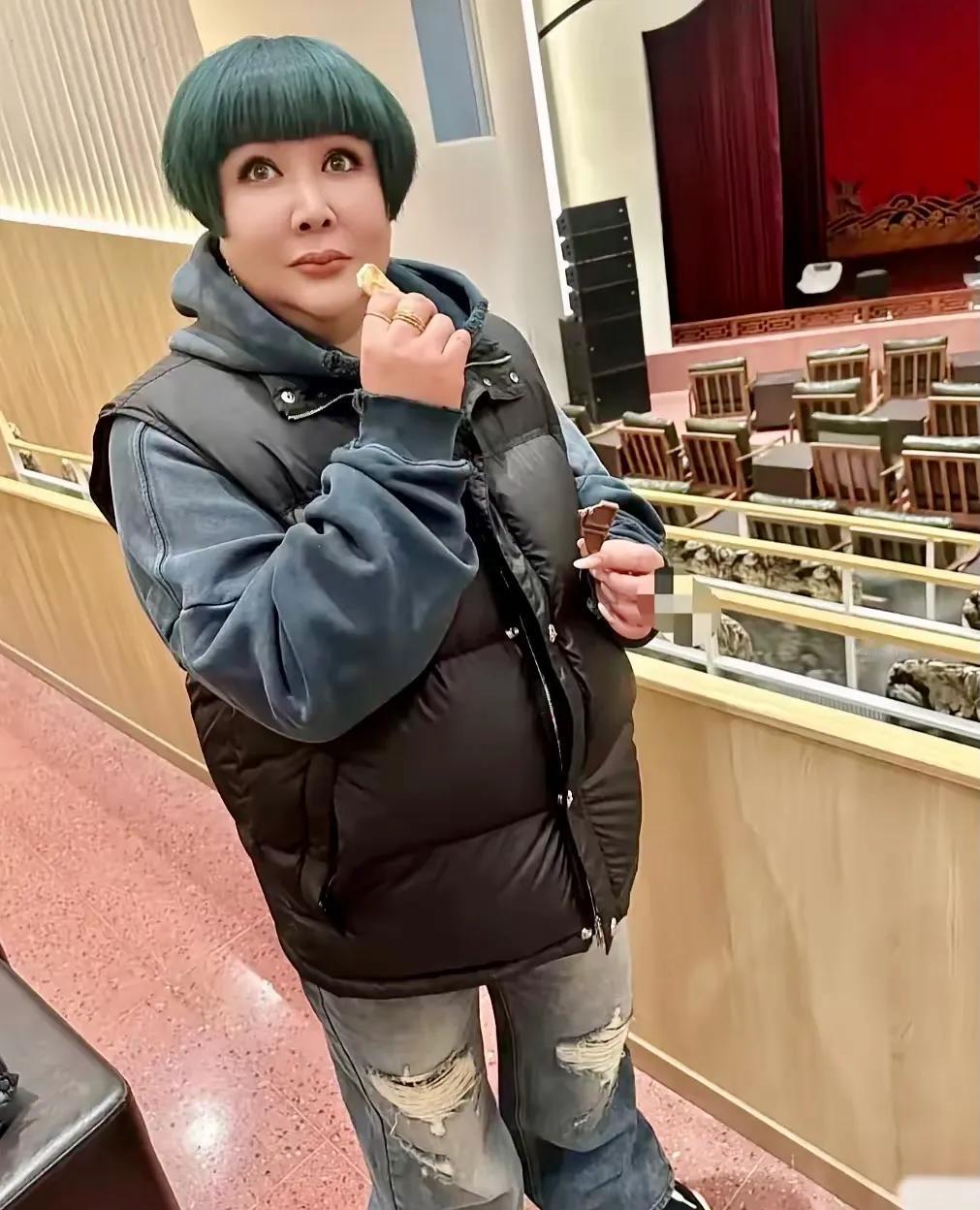 郭德纲的老婆没人告诉她这发型巨丑吗？
我当是谁那，原来是刚太来了，怪不得老郭整天