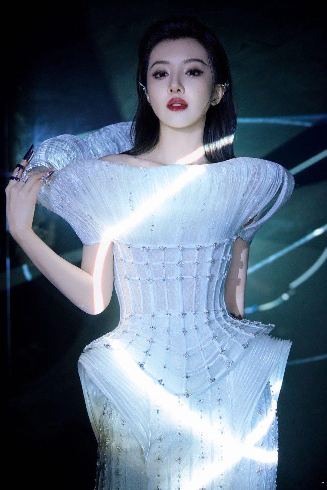 王鹤润工作室 姐那是回自己家王鹤润方否认回王青家 支持姐姐独美搞事业！开局一段模