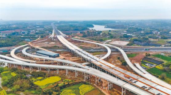 建德至武义高速公路兰溪枢纽建设现场正在进行主线桥施工作业，枢纽雏形已现。 修建中