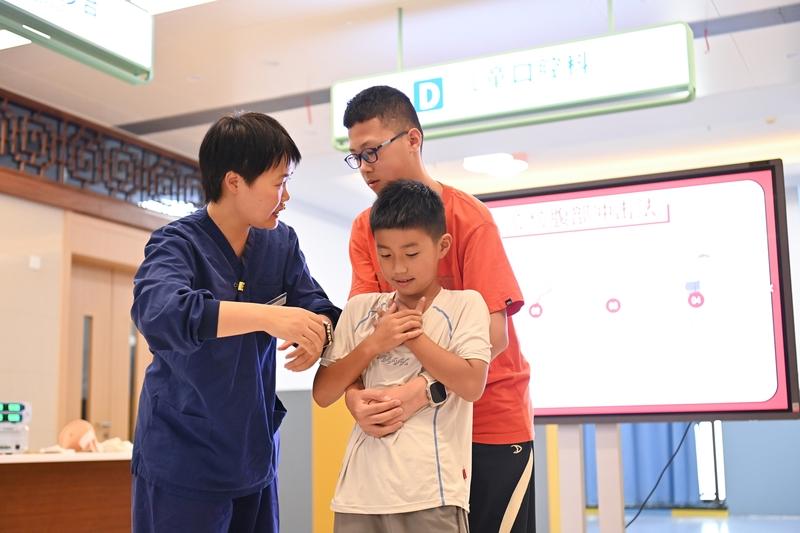 海姆立克急救法实用性简直无敌！生活中异物卡喉可不是小概率事件，儿童吃坚果果冻、老