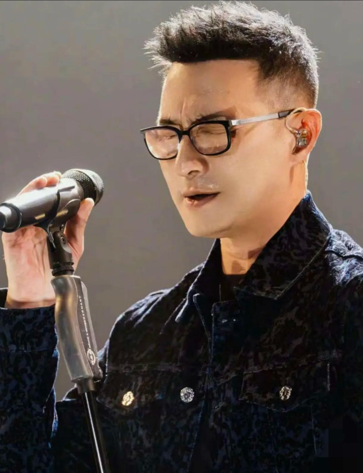 汪峰这瓜又炸了！

    前任葛荟婕直播爆料，

     孕期因生理限制无法