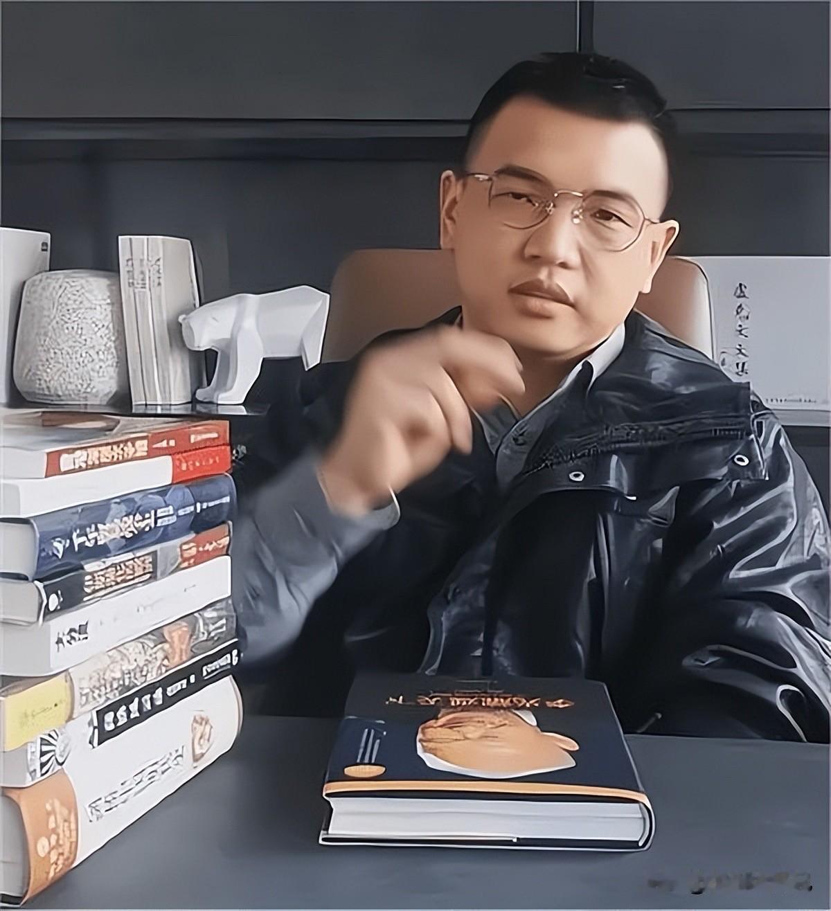 平台应再度封禁卢克文账号！他近期发表的言论两边不讨好，观点既未触达很多普通人的内