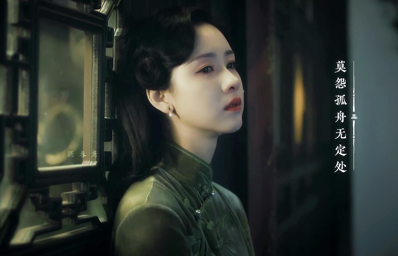 #陈都灵抱伞的姿势好像抱步枪# 孤舟里的造型真的好美，好适合她啊，疯狂舔屏[舔屏