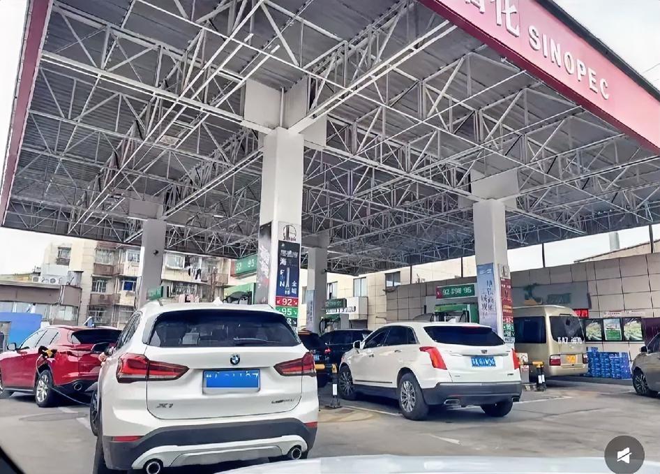 看到油价上涨的消息，
我问了我在加油站上班的闺蜜，
没想到她跟我说了一句大实话。