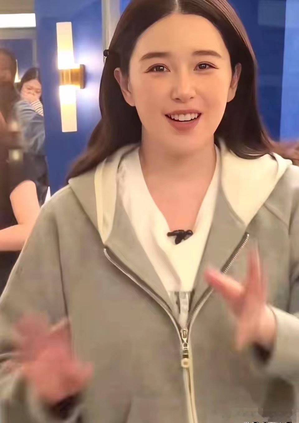 阚清子老公是她的榜一大哥初舞台上，阚清子一身简约黑衣，选择全开麦无垫音演唱经典老